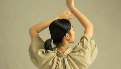 悉尼71岁华裔老妇带外孙玩耍，当街遭陌生男子猛击头部，生命垂危；该男子目前已被捕