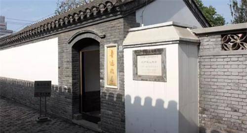 鲁迅每月工资350块大洋，等价现在多少人民币，还能在北京买房吗