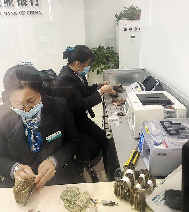 农行山东临淄支行：暖心兑换“土埋币”