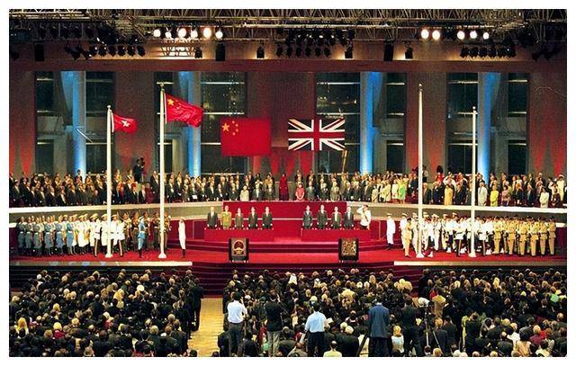 外交部原副部长：香港回归前，英国每年可从香港拿走上千亿人民币