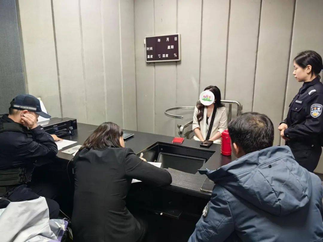 网红女歌手刚开完演唱会，就被执行人员控制了……