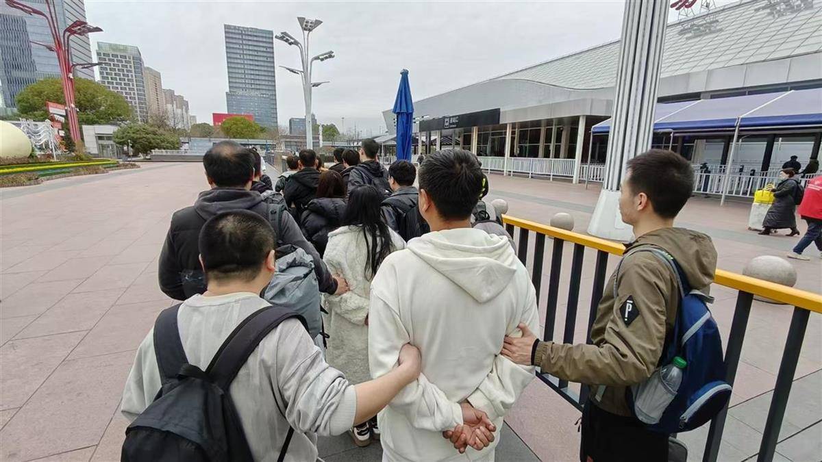 他发出的81万件快递全是电诈卡片！武汉江岸警方破获特大诈骗案