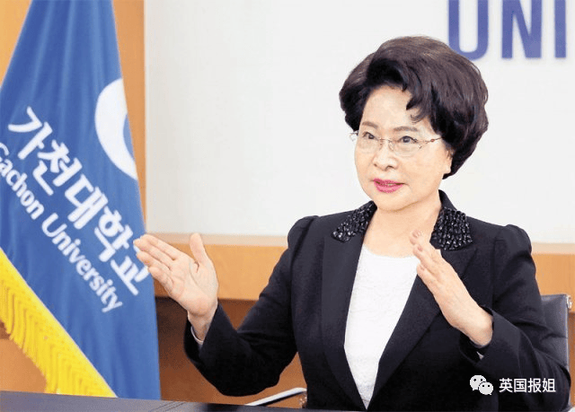 韩国93岁女校长因冻龄走红，一生堪称传奇，网友：看着比我还年轻