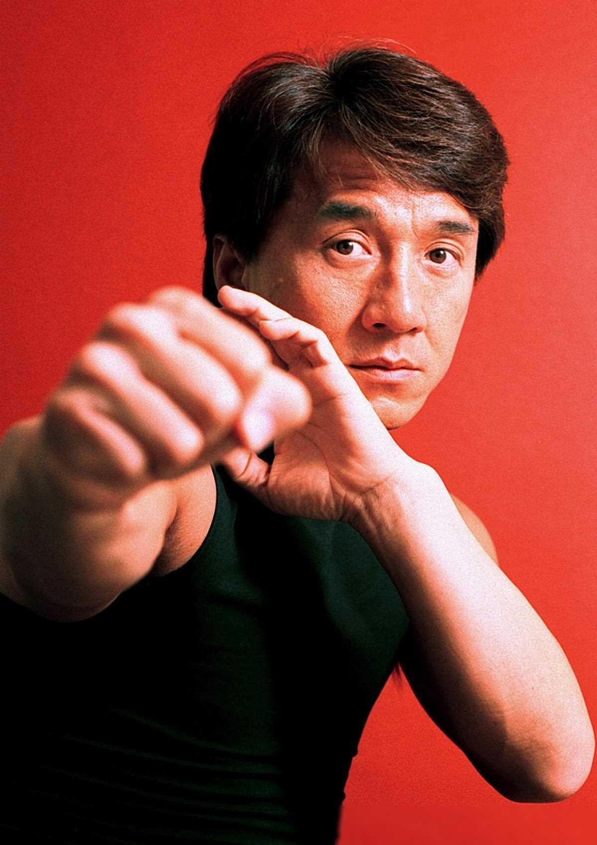 71岁成龙头发花白！谢贤交代后事张纪中出了车祸还得养家…慢慢老去的他们让人泪目