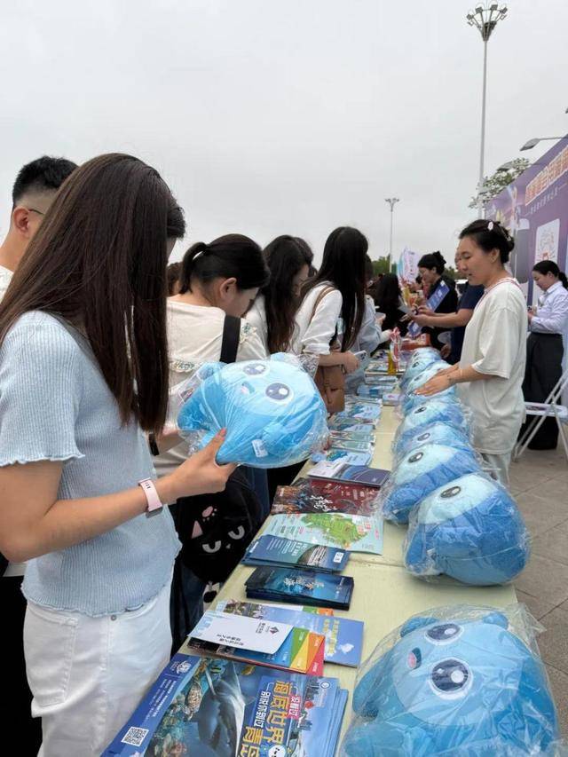 凤凰传奇青岛连唱三场，演唱会变身城市消费升级新密码！