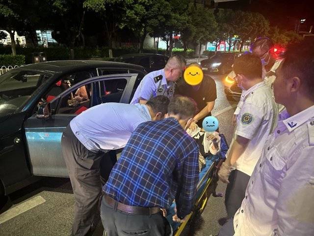 私家车昆明闹市区逼停警车，啥情况？