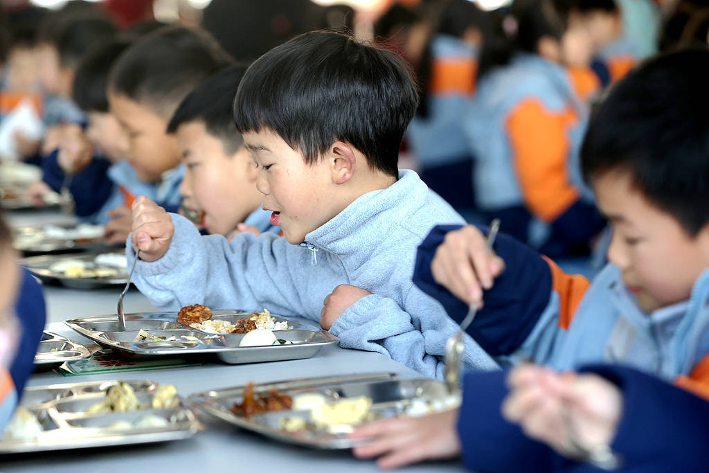 上海家长为“问题午餐”操碎心,蹊跷事该有个说法了