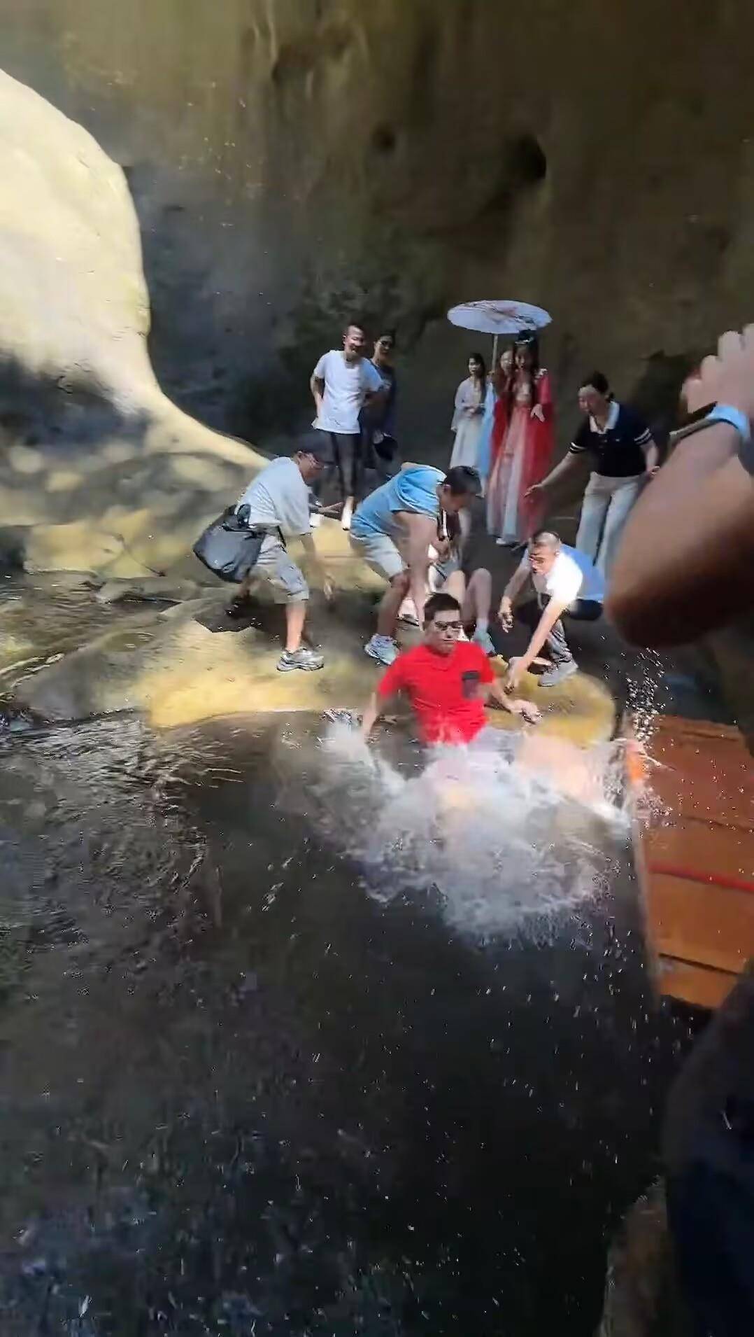 张继科拍瀑布时突然落水，游客纷纷伸手想拉住他，景区：事发九龙洞，人没事