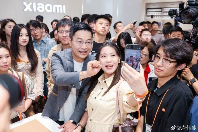 卢伟冰：小米17系列销量已超过100万台，正在抓紧提高生产！公司股价大涨超4%