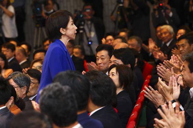想当好日本首位女首相,得处理好这些“烂摊子”