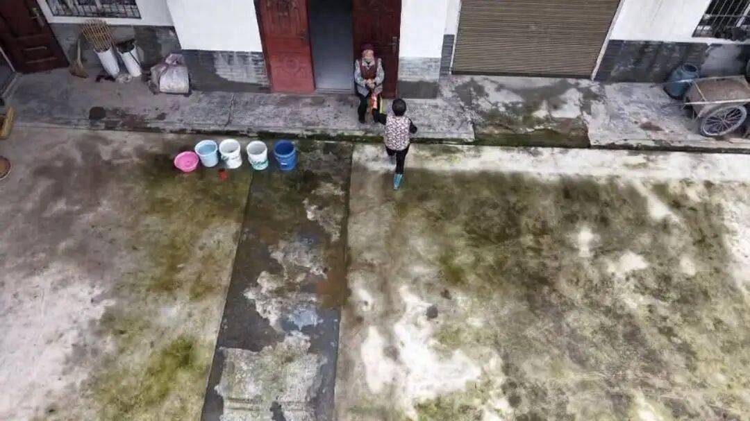 四川巴中男子宴席打包“坨子肉”,用无人机“空投”给95岁外婆