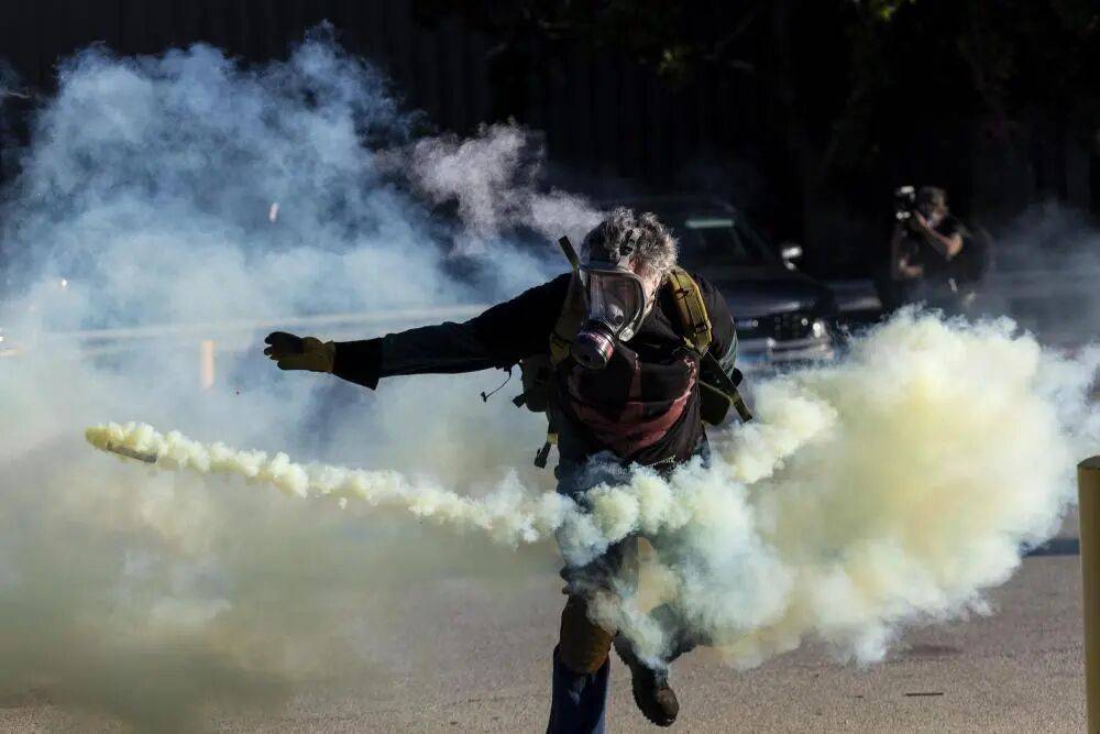 执法人员从“黑鹰”直升机滑降后破门而入,不分男女老少用扎带捆束手腕,芝加哥“沦为战区”