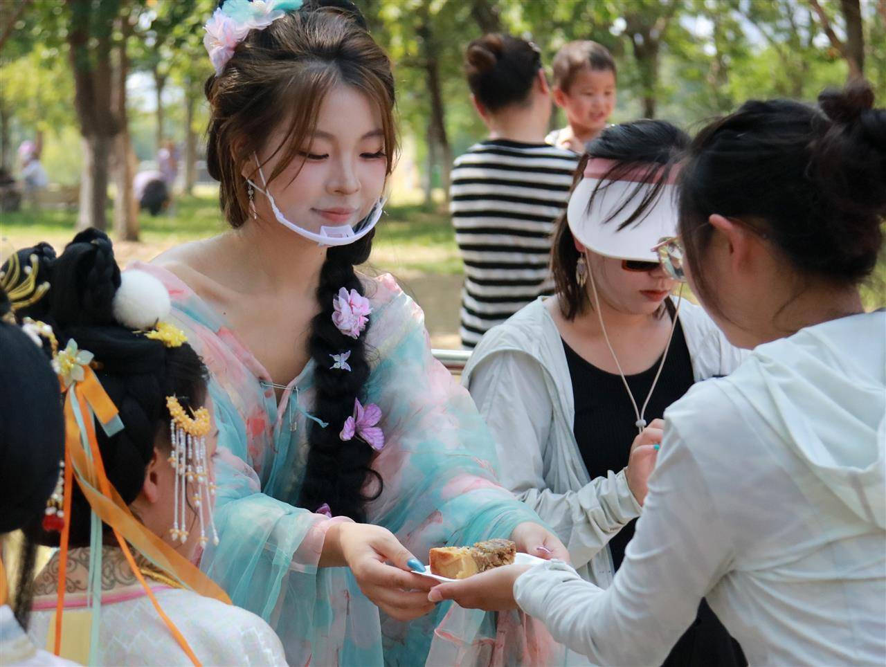 重388斤!500人排队挑战超级大月饼