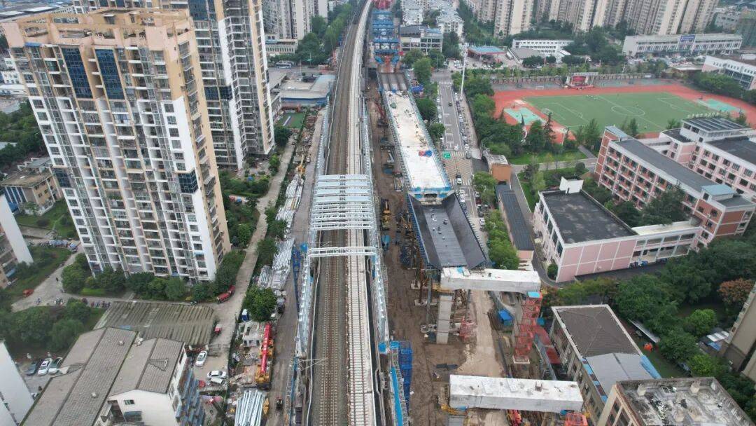 国铁集团成都局副总经理李传富调研中铁十局成达万铁路遂宁站项目