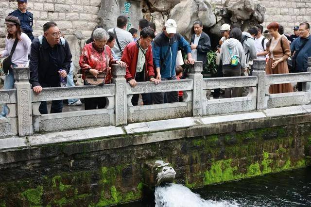 秋色满城 历下有约丨护城河畔美出圈！解锁历下限定秋日浪漫