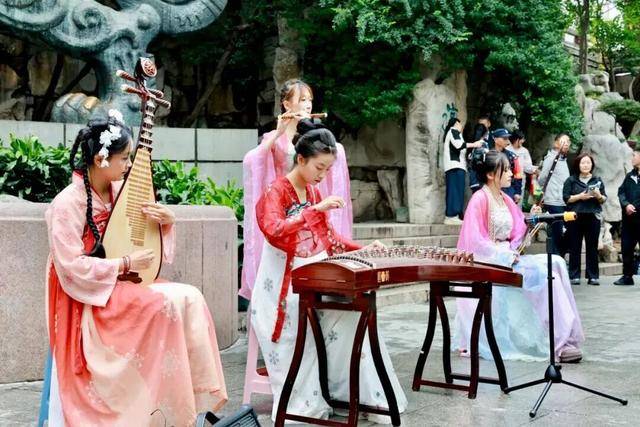 秋色满城 历下有约丨护城河畔美出圈！解锁历下限定秋日浪漫