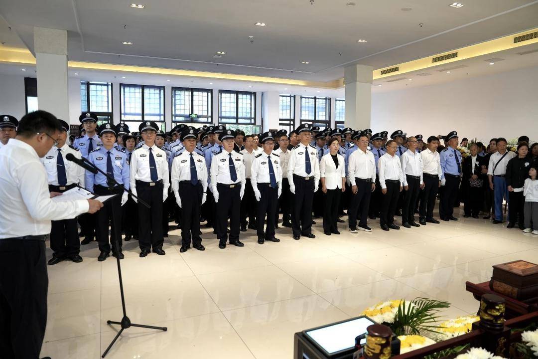 含泪送别!四川屏山县公安局副局长李虎办案途中坠江牺牲:“怕个啥,干就是!”是他的口头禅