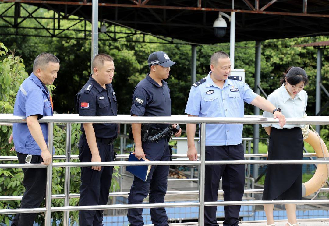 含泪送别!四川屏山县公安局副局长李虎办案途中坠江牺牲:“怕个啥,干就是!”是他的口头禅