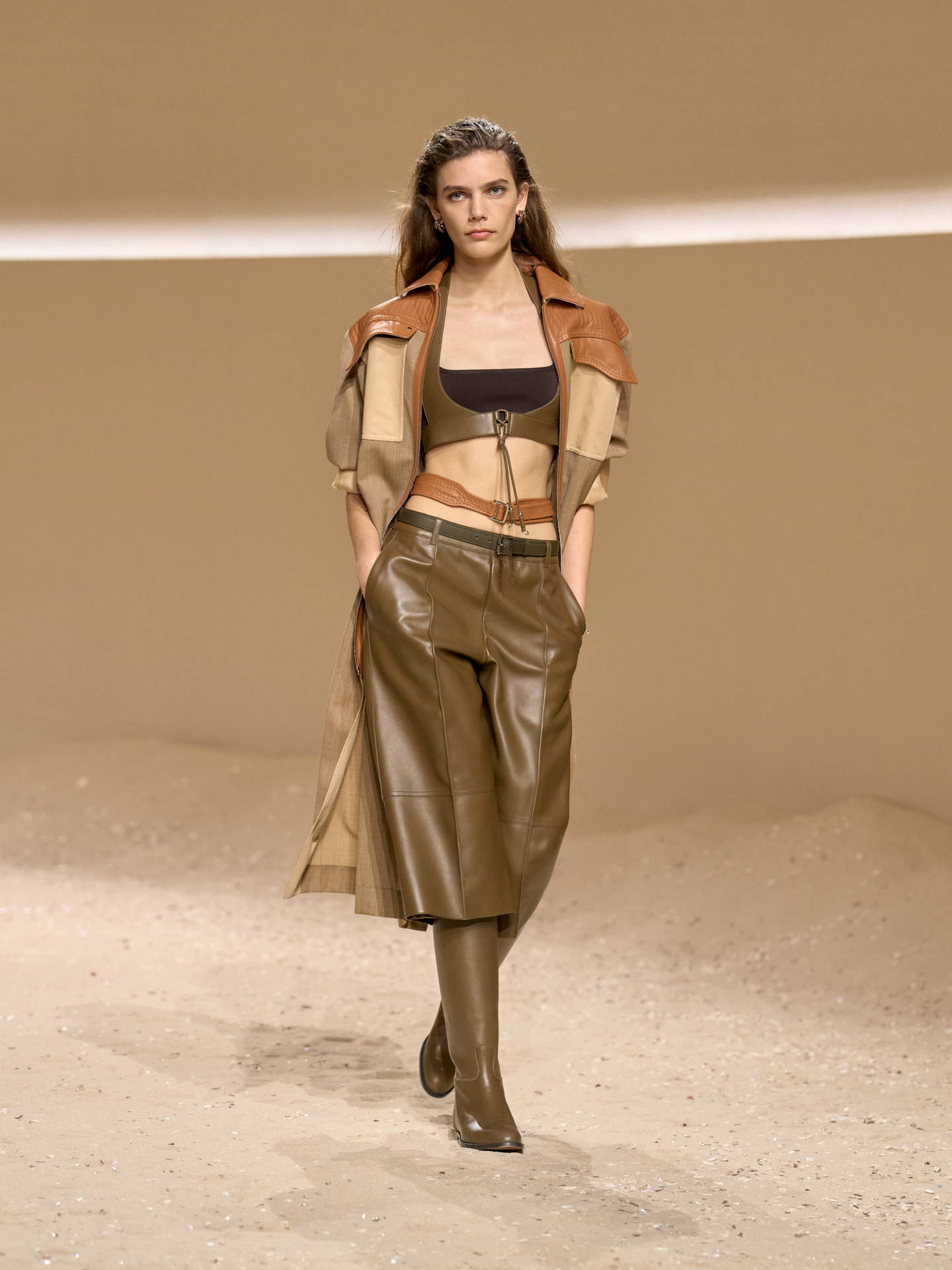 爱马仕秀场变沙滩,丝巾变上衣、亮色包袋注入新活力!