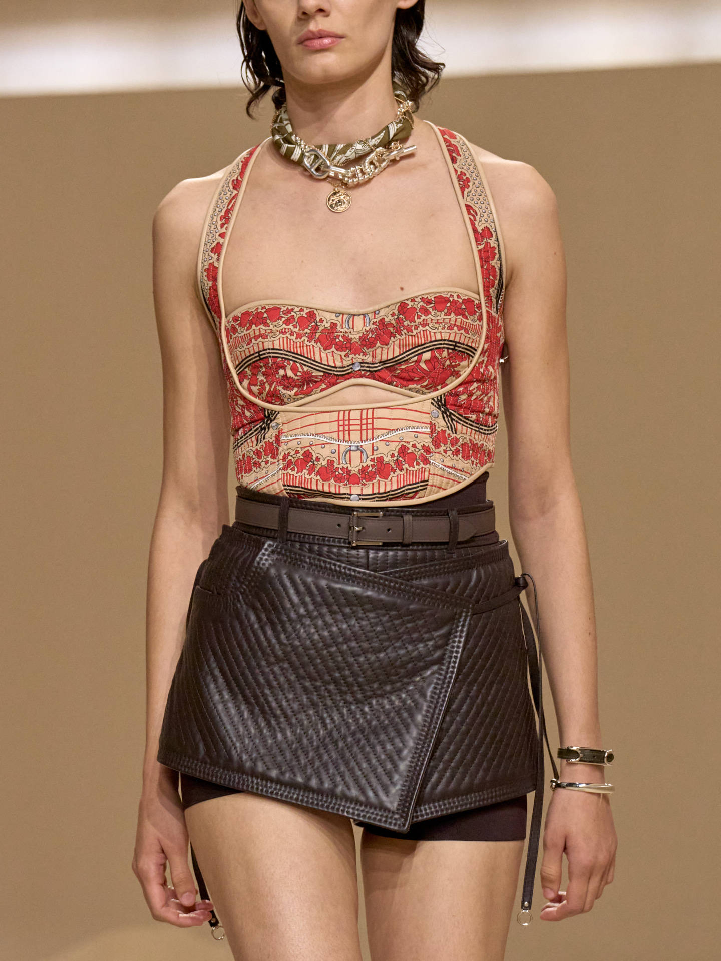 爱马仕秀场变沙滩,丝巾变上衣、亮色包袋注入新活力!