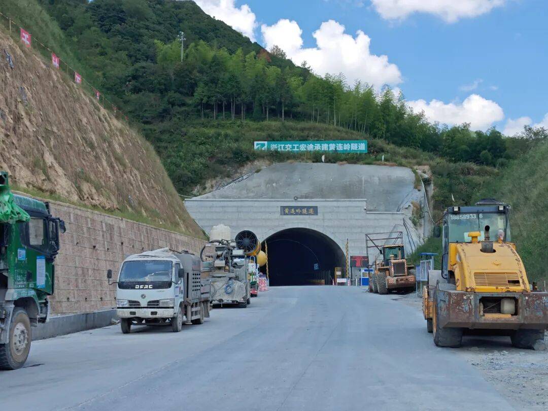 建设者坚守岗位 S316改建工程全速推进