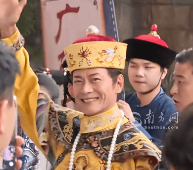 知名男演员在景区打工!网友:真和当年一样