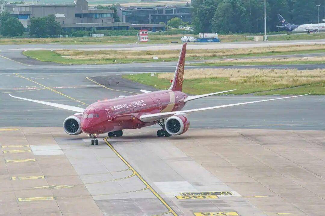 吉祥航空安全员被指侵占头等舱乘客遗落手机,“定位先在酒店,后在一小区“;航司:已解聘