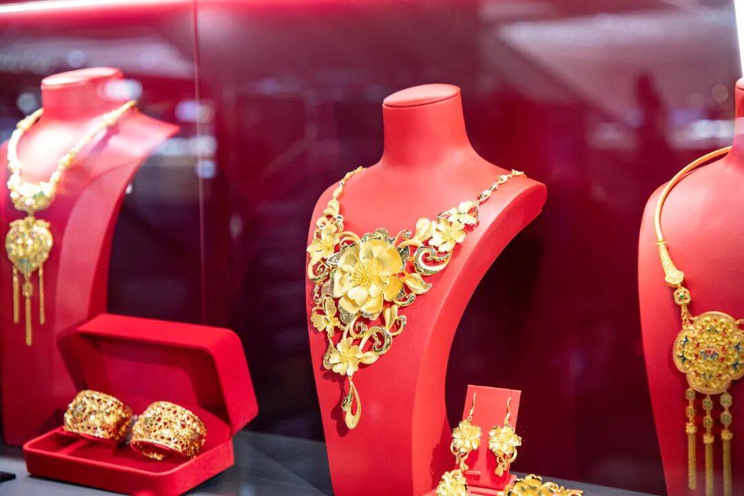 打着交易幌子，深圳水贝三家黄金珠宝公司涉嫌构成开设赌场罪；有投资者参与“预定价交易”，最终定金被强平，两个月亏近40万元