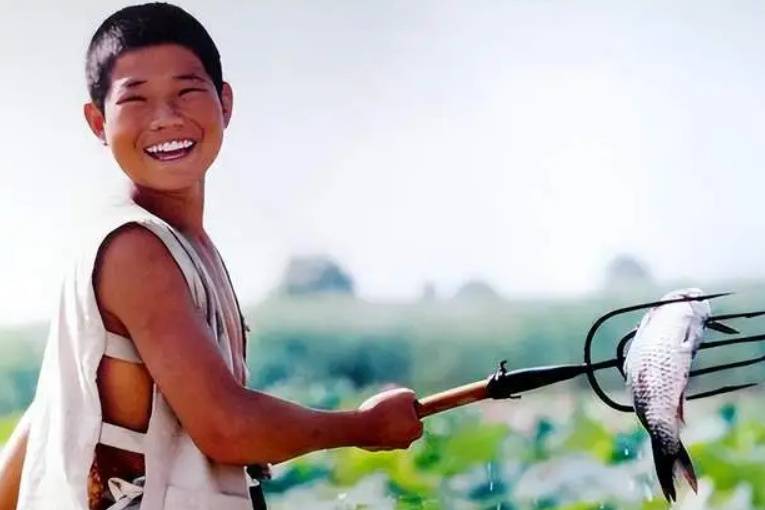 “嘎子”谢孟伟被执行超1400万;此前因穿警服带货被行拘7日,释放后暂停直播带货