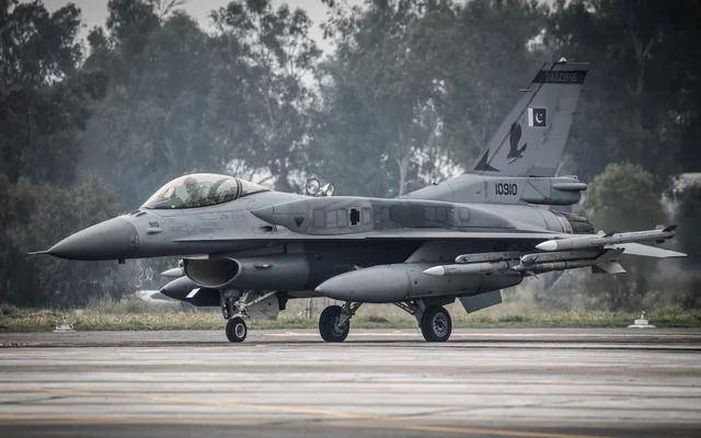 霹雳15导弹不够用,巴铁拿下美制超远程空空弹?美国人这回真慌了