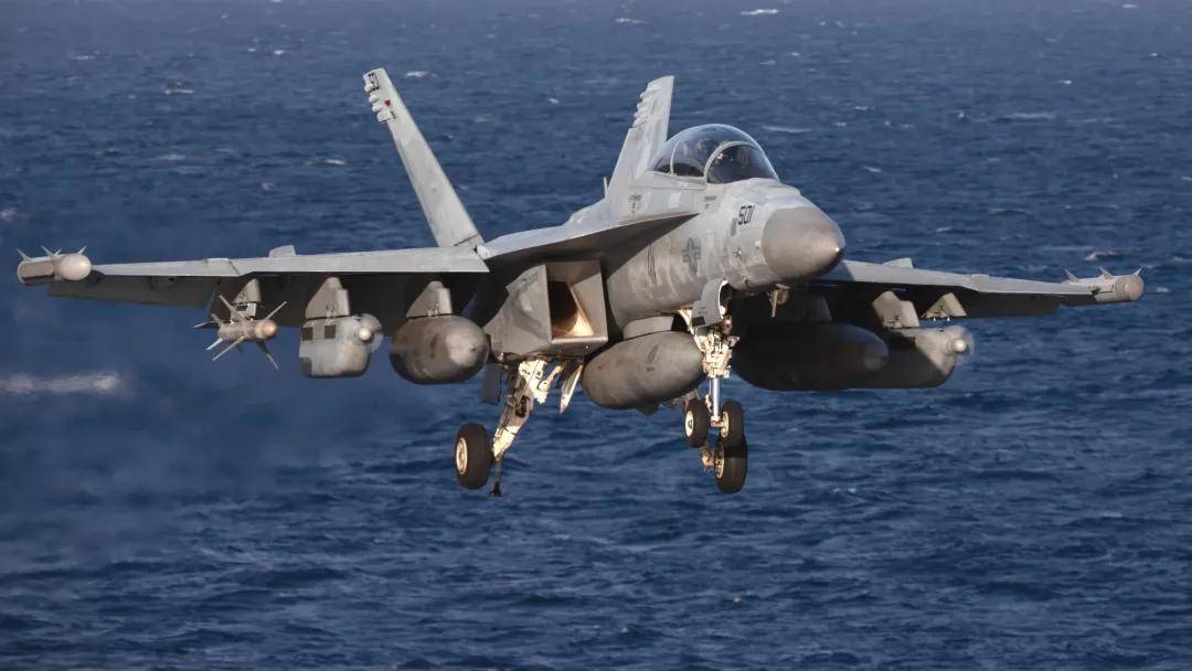 央视官宣:歼-16可挂载副油箱!网友:航程加到7000公里有必要?