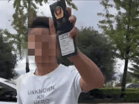 别停他人还亮“警察证”?行拘!