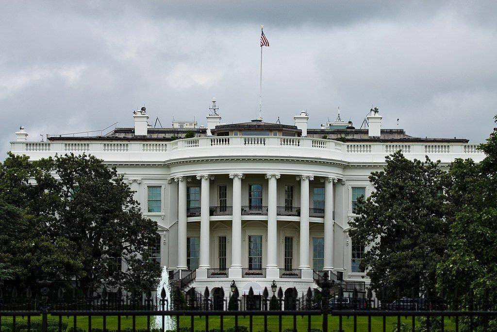 特朗普称即日起停止所有向哥伦比亚的付款