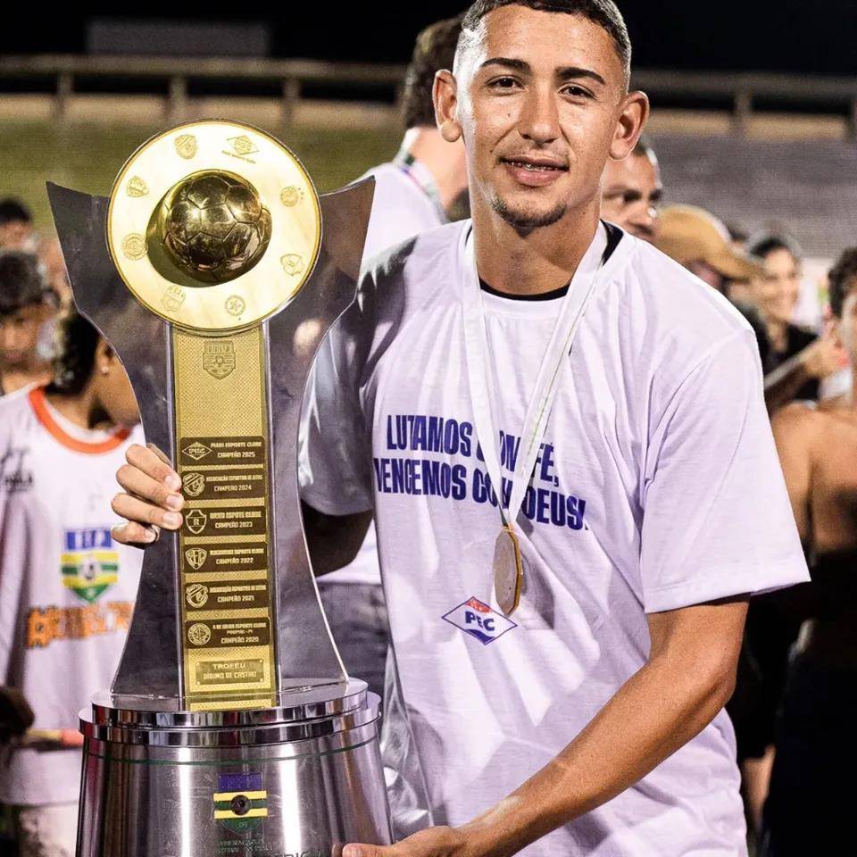 20岁巴西前锋骑摩托车撞上奶牛身亡，事发前刚参加父亲的生日聚会