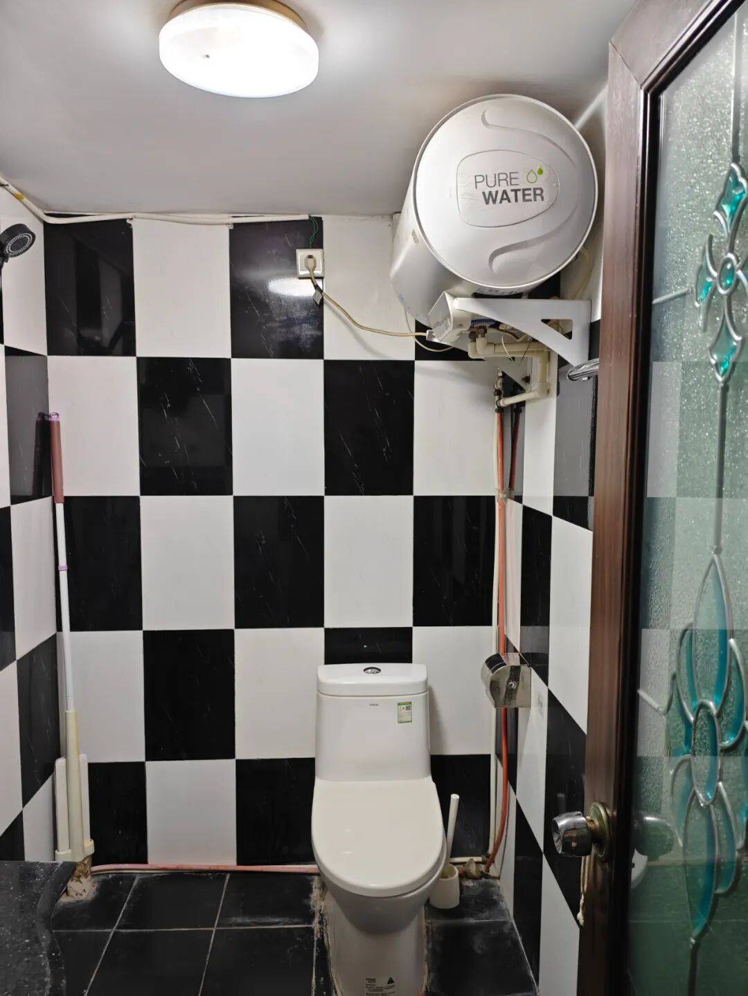 心疼!南宁一业主上厕所要经过厨房,抽油烟机贴防撞条……