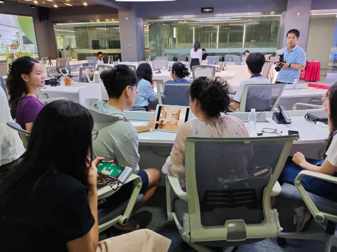 心疼!南宁一业主上厕所要经过厨房,抽油烟机贴防撞条……