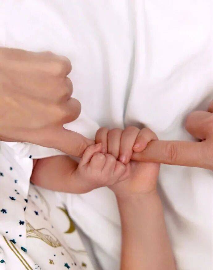 韩庚、卢靖姗官宣二胎得子,一家四口合照曝光