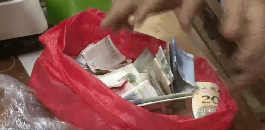 广东一男子两三年持续往批发店无故扔钱,店主:每次他都不承认,还钱还把钱送回来