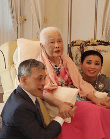 泰国王太后诗丽吉去世,留下19顶奢华王冠和她的传奇一生