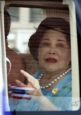 泰国王太后诗丽吉去世,留下19顶奢华王冠和她的传奇一生