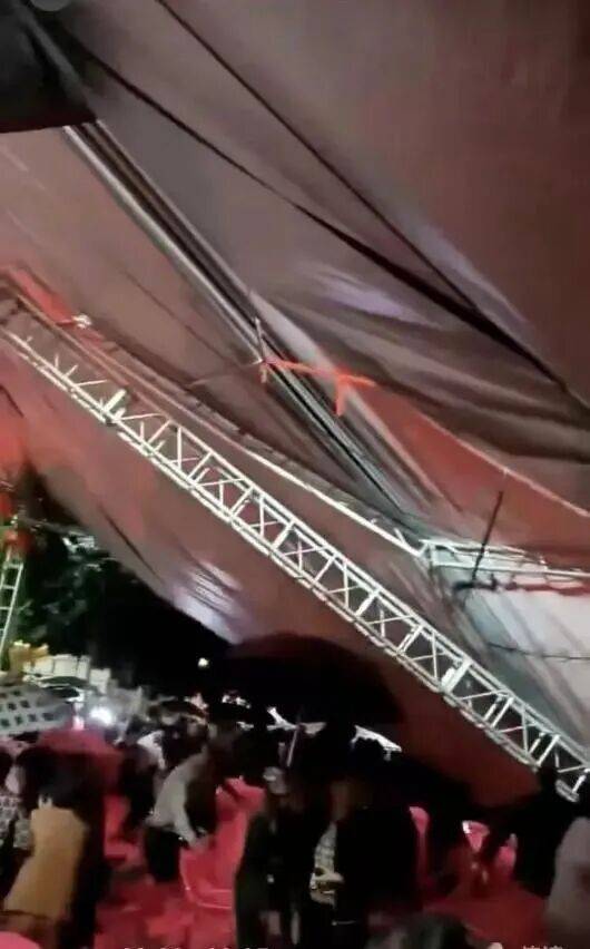 广东揭阳一戏台观众区雨篷积水突然倒塌，观众、演员急忙躲避，当地回应：正在核查处理
