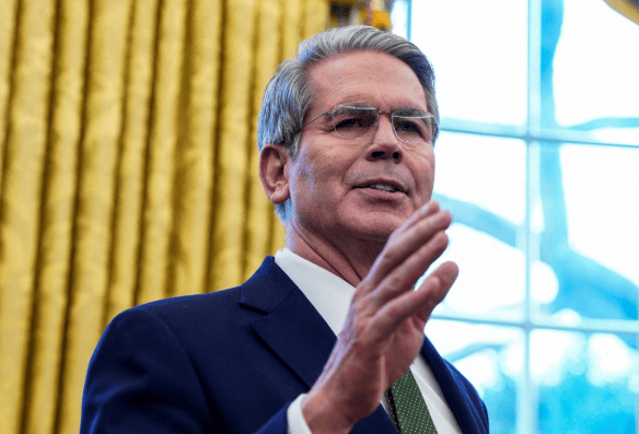 稀土管制延期一年,美方放弃对华加征100%关税,贝森特等不及公布成果,谁赢了,谁输了?