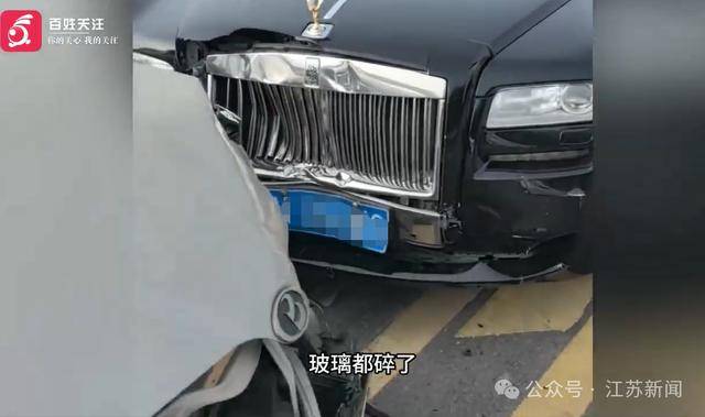 河北一“老头乐”逆行撞上劳斯莱斯，目击者：劳斯莱斯损毁严重，气囊弹出