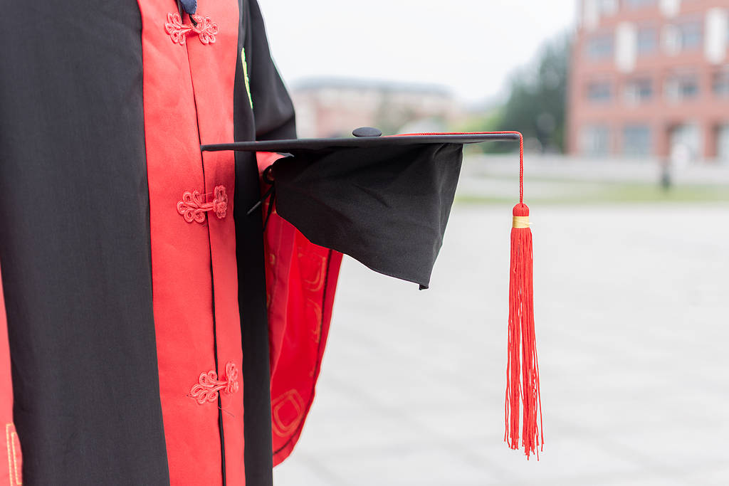上海交大一年招5000名博士,可能加剧学历贬值
