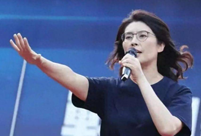 两岸统一势在必得!郑丽文上任首日,洪秀柱提出统一建议,盼其赴陆完成连战未尽事业,信号特殊