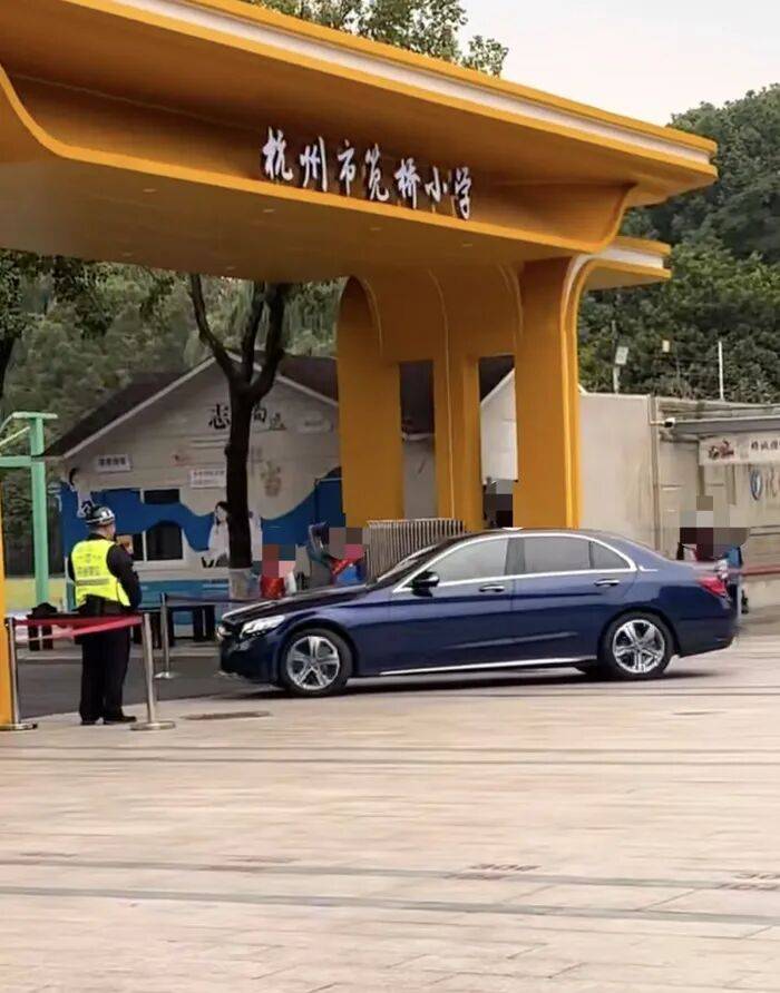 杭州一小学老师开车进校学生敬礼高喊“老师早”引争议