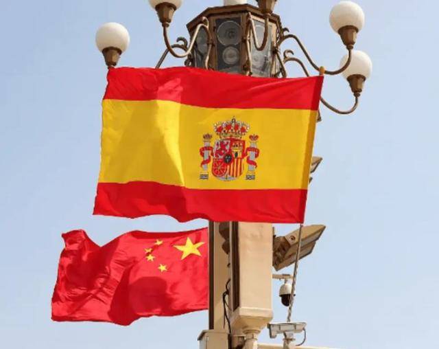 时隔18年来华，第一站没去北京！中方高规格接待，狂签10项协议