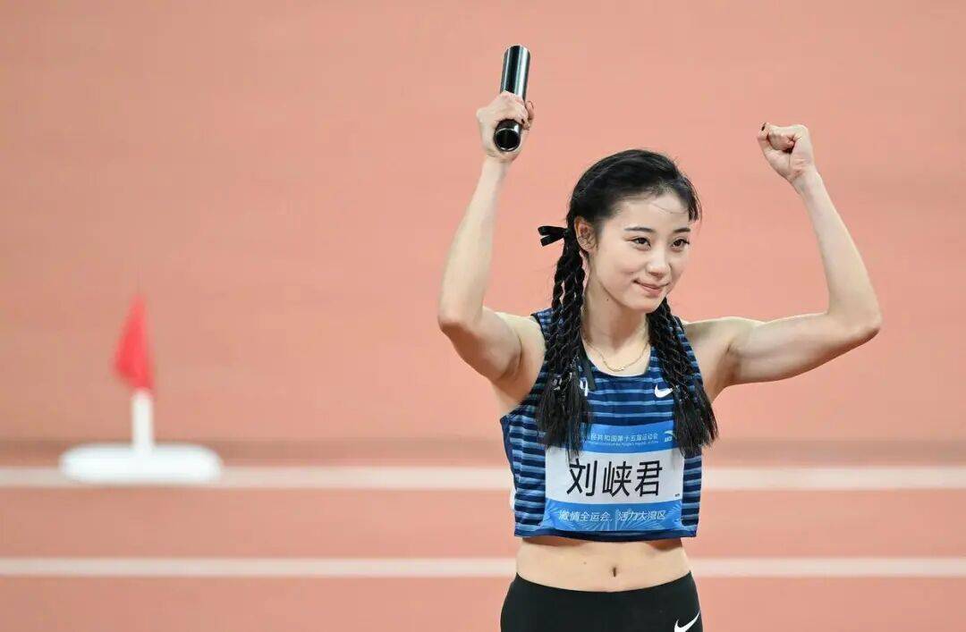 “夺冠能偷偷亲你一下不？”十五运会上，这对田径CP的赛场之吻甜上热搜！